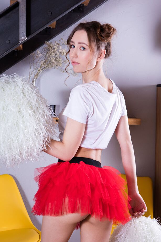 18P La jolie adolescente Rosalind met son superbe corps et sa fente serrée sans tenue de joie