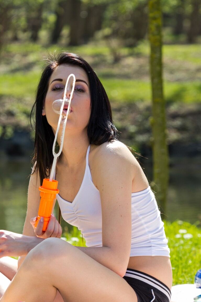 15P Chica morena caliente lamida el coño en el parque y follada por un viejo