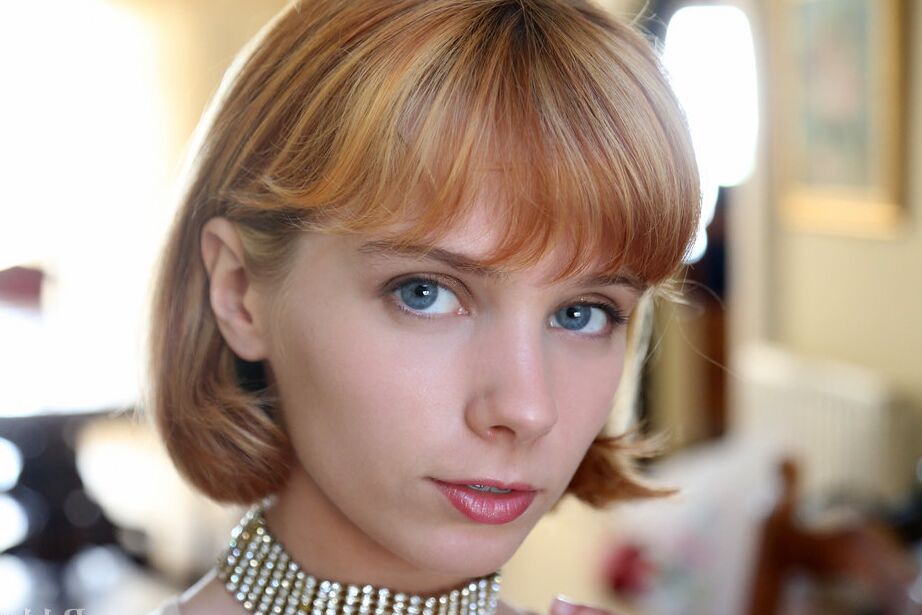 16P La rousse sexy Lily se déshabille dans sa maison lors d'un strip-tease torride