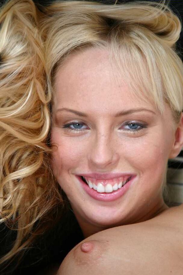 21P La flaca adolescente rubia Diana Gold mama una polla y es embestida por un papá calvo
