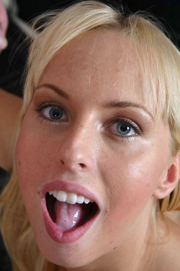 21P La flaca adolescente rubia Diana Gold mama una polla y es embestida por un papá calvo