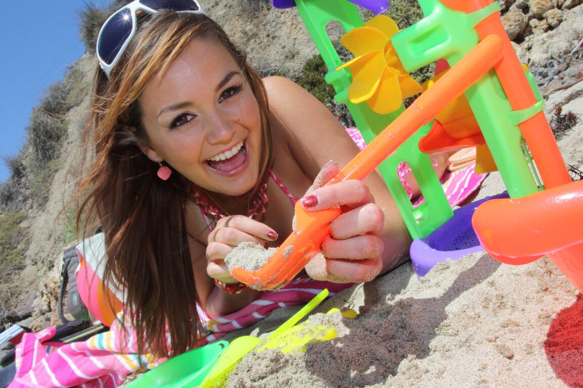 17P Jovencita morena de tetas naturales Allie Haze juega con una pelota en la playa