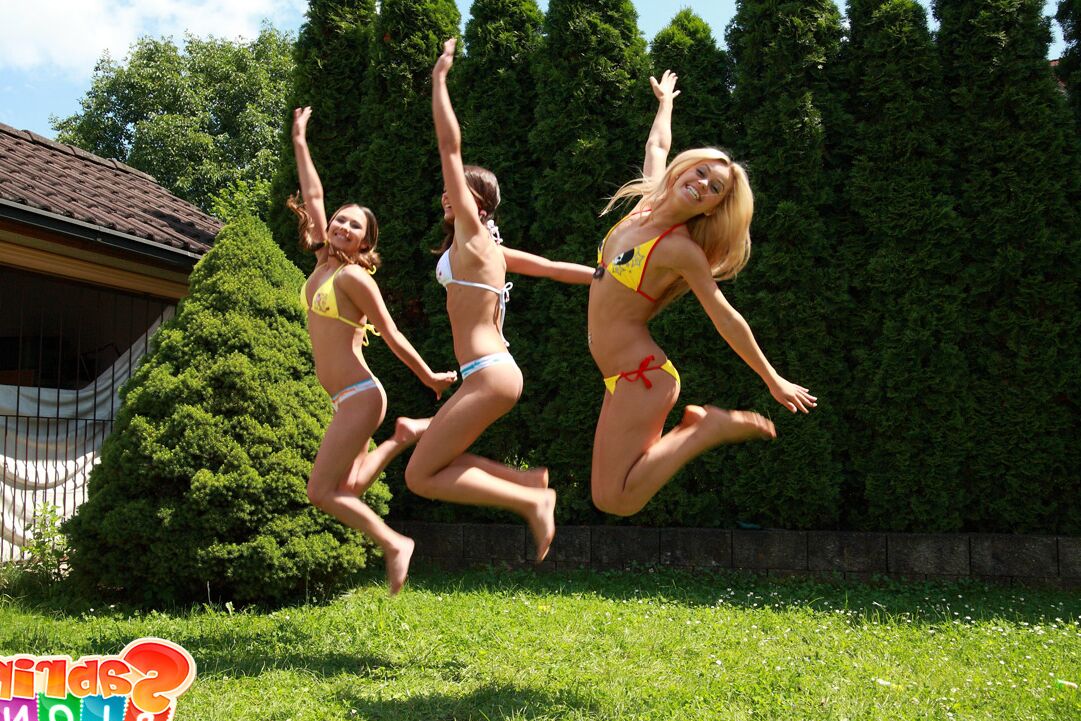 15P La jeune fille blonde Sabrina Blond et ses copines lesbiennes rampent nues sur la pelouse