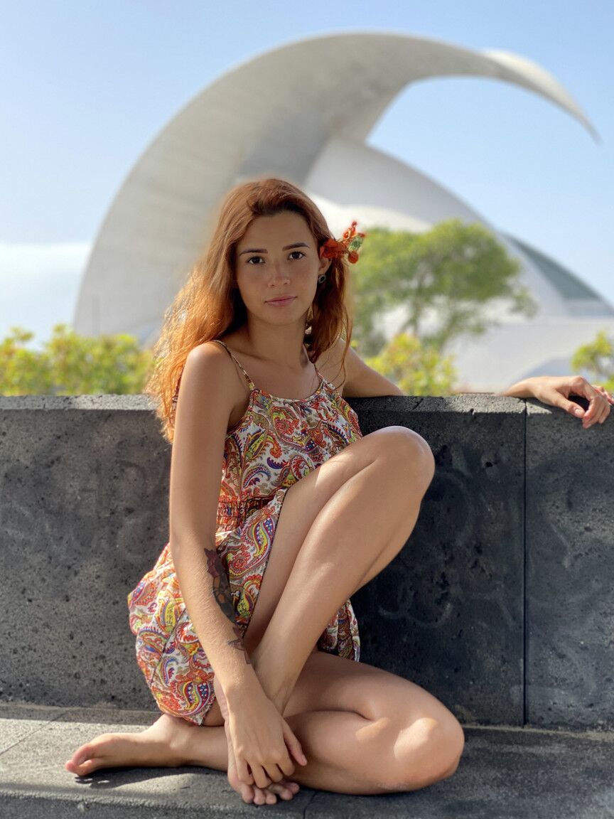 20P La linda adolescente latina Agatha Vega posa desnuda y con sus trajes sexys al aire libre