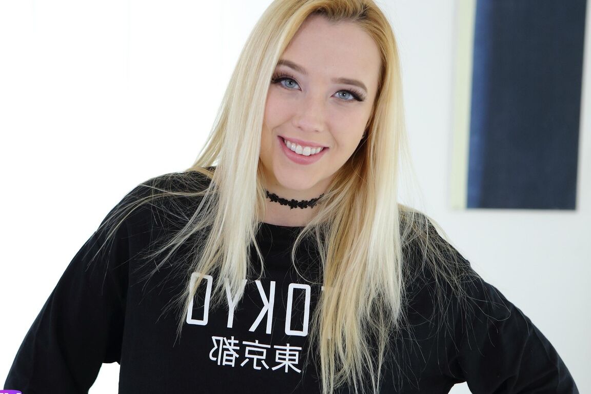 21P La joven pervertida de ojos azules Samantha Rone presenta sus increíbles curvas