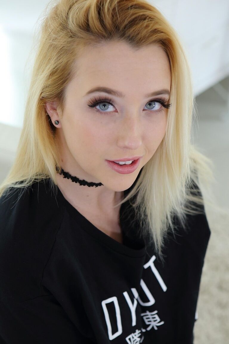 21P La joven pervertida de ojos azules Samantha Rone presenta sus increíbles curvas