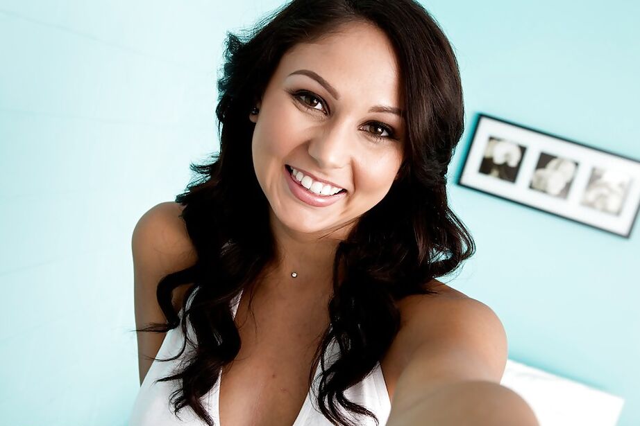 16P La merveilleuse modèle amateur Ariana Marie se détend et touche son haricot