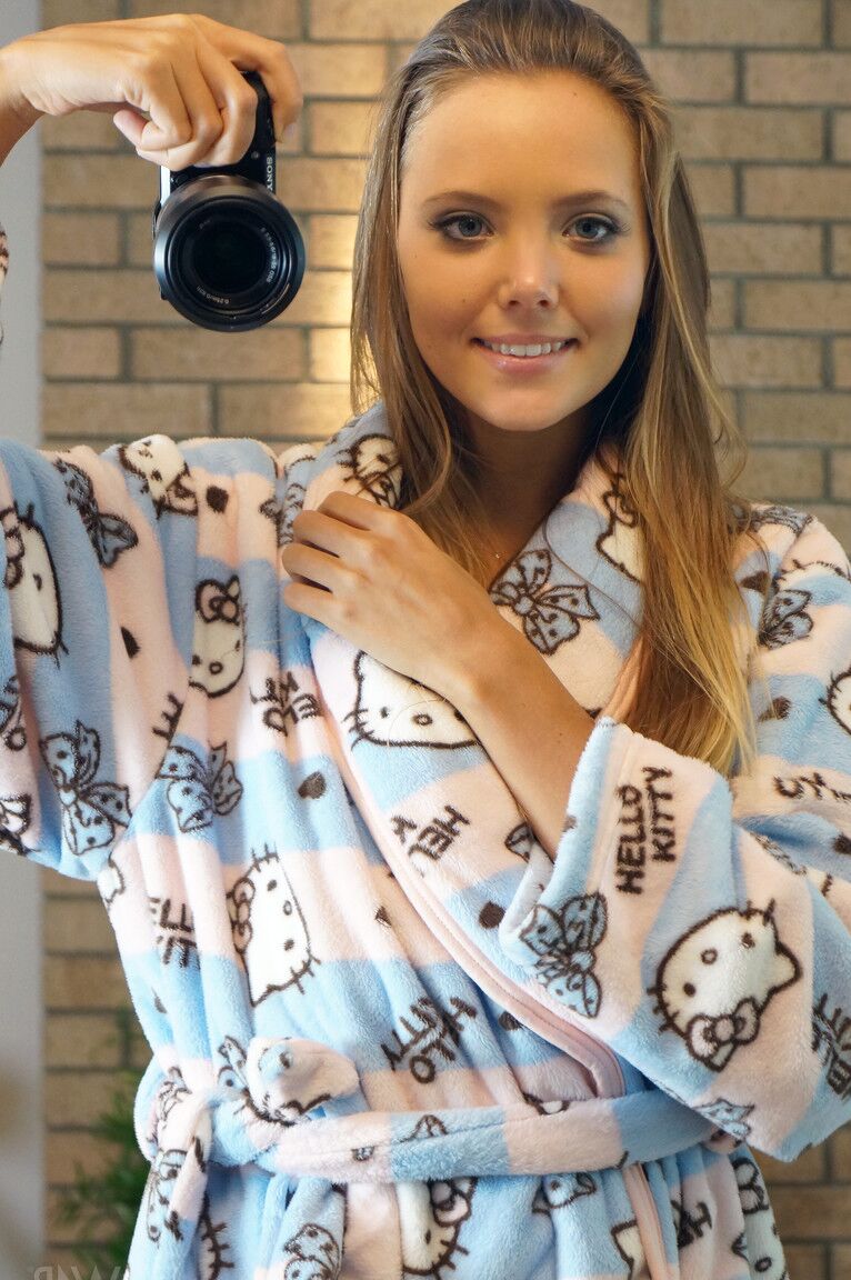 20P A adolescente gostosa Clover tira selfies de seu corpo incrível