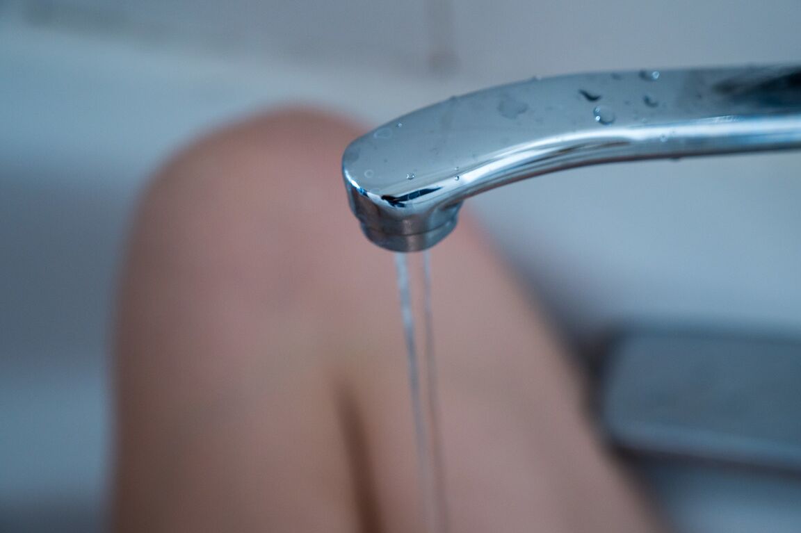 21P Adolescente excitada com cabelo ruivo Polina A enfia um brinquedo de borracha em seu lindo buraco
