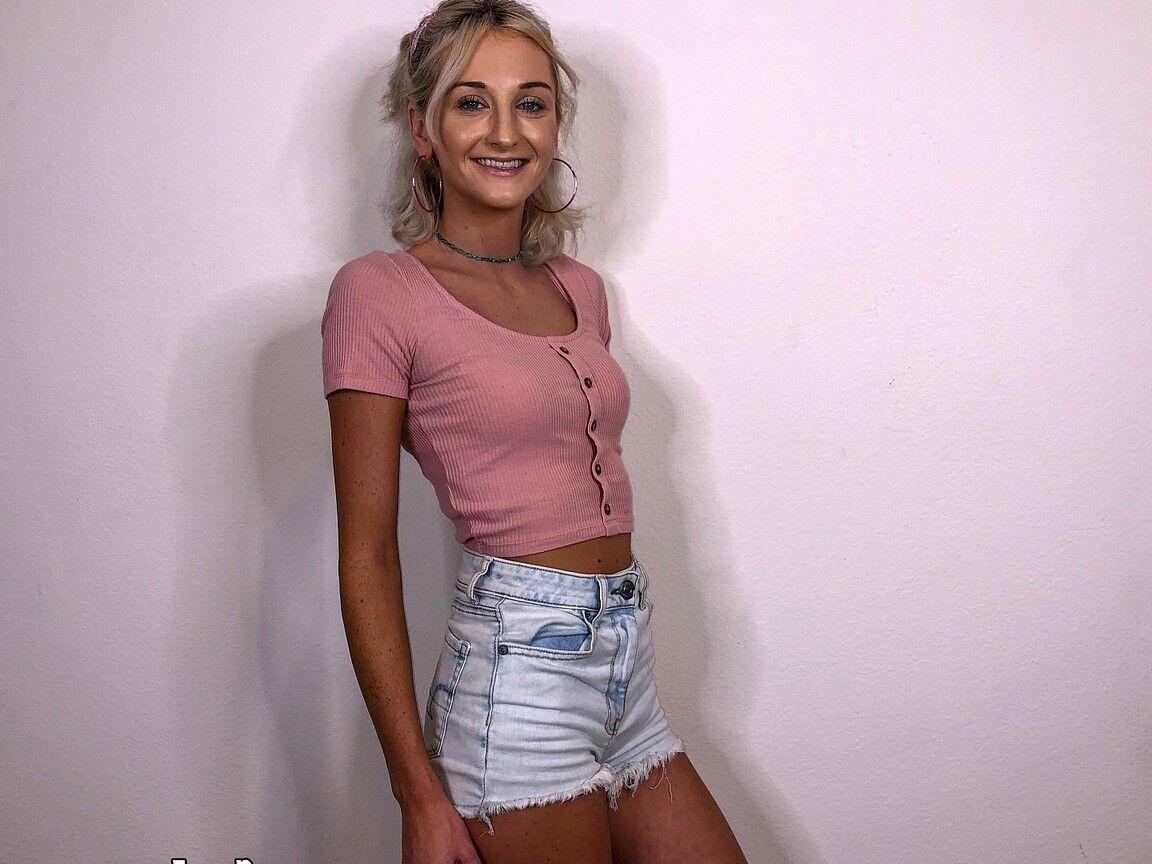 20P La linda adolescente Tallie Lorain posa en topless con la palabra "puta" escrita sobre sus tetas