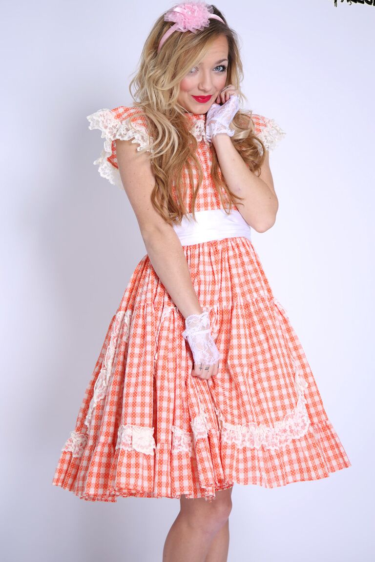 19P A doce modelo adolescente Carmen Callaway posando com seu vestido novo