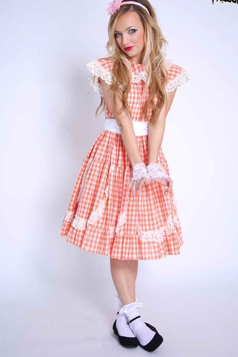 19P A doce modelo adolescente Carmen Callaway posando com seu vestido novo