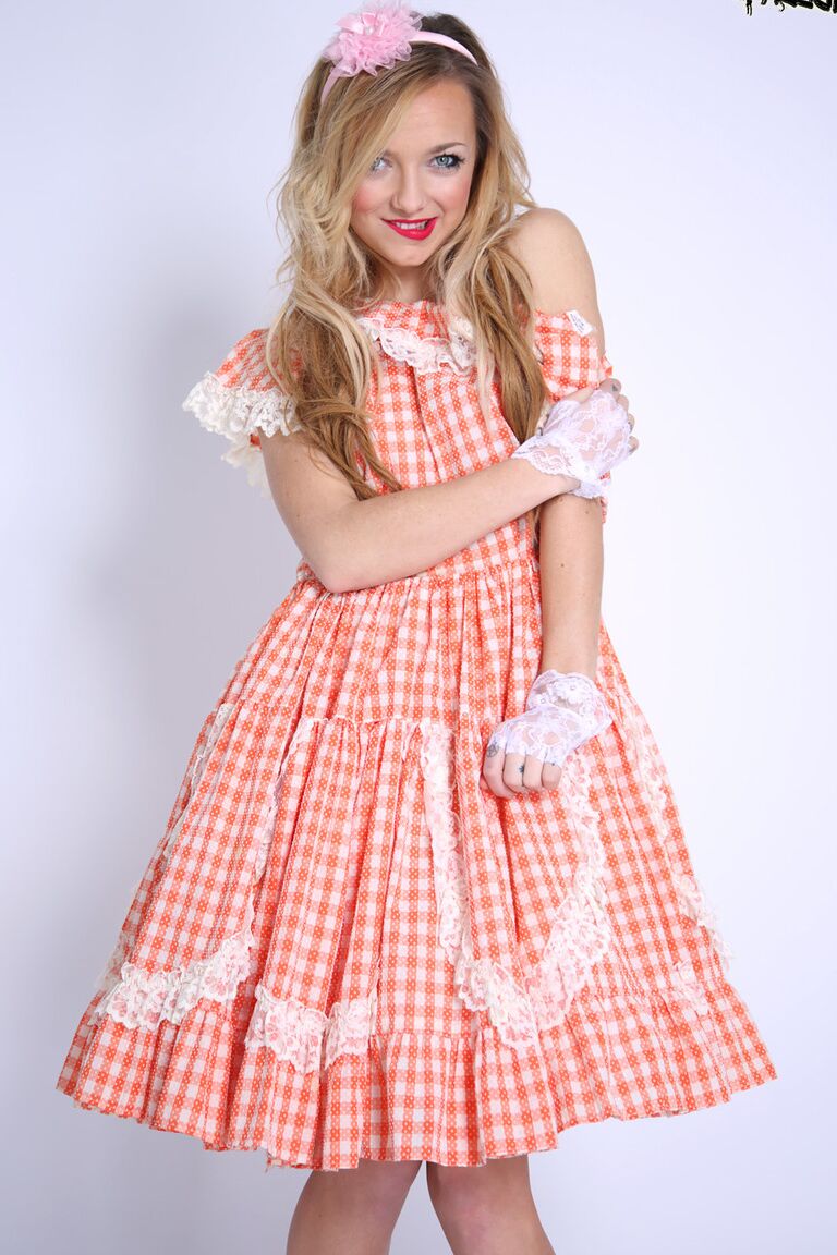 19P A doce modelo adolescente Carmen Callaway posando com seu vestido novo