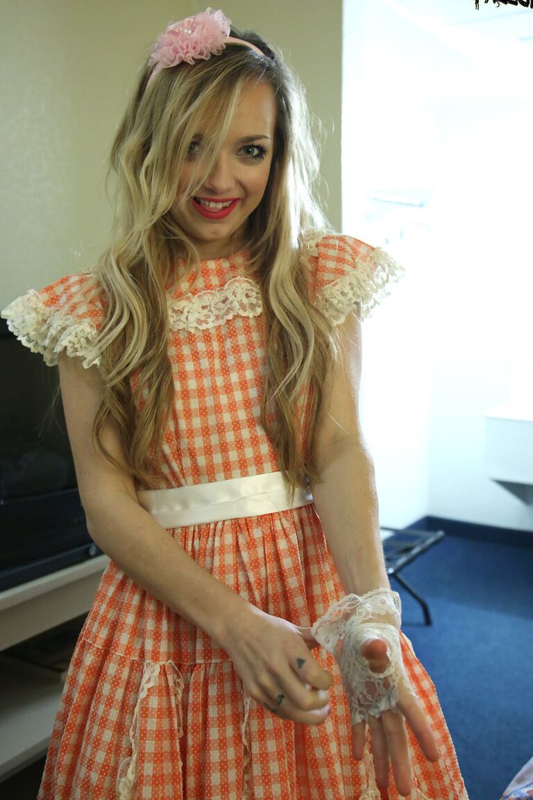 19P A doce modelo adolescente Carmen Callaway posando com seu vestido novo