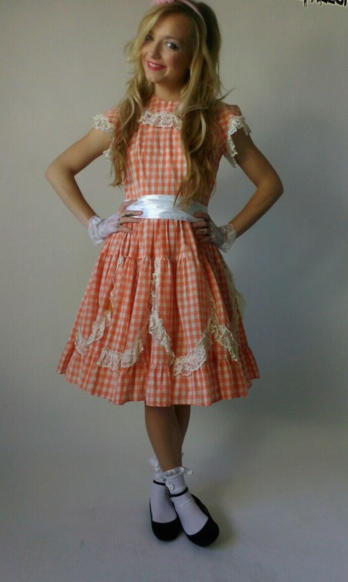 19P A doce modelo adolescente Carmen Callaway posando com seu vestido novo