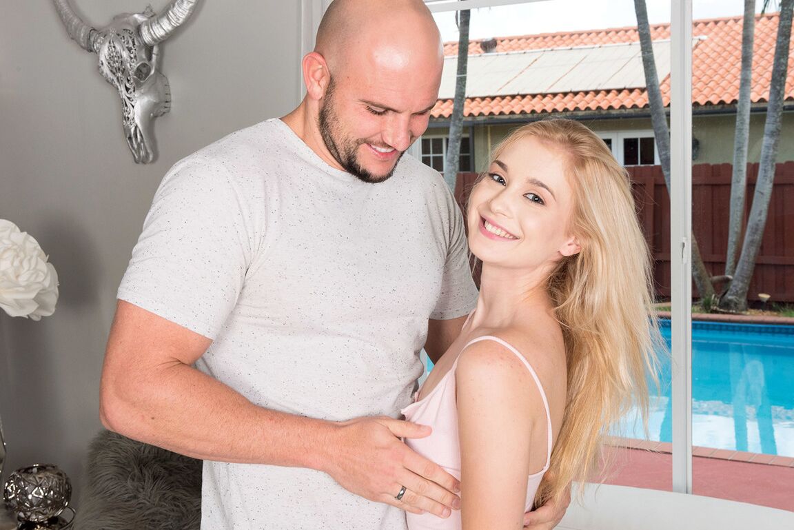 16P A linda adolescente loira Anastasia Knight beija seu homem antes que ele deslize a calcinha para o lado