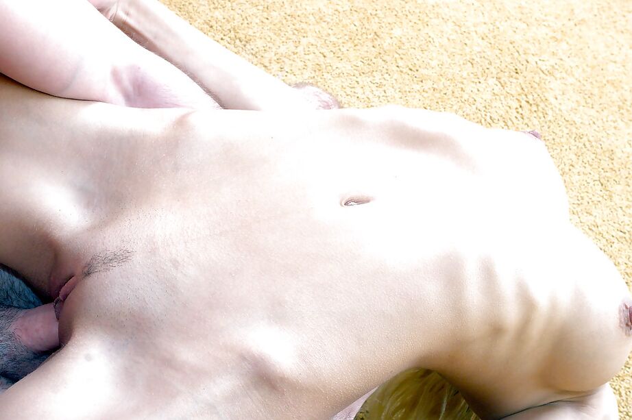 16P Une jeune blonde aux petits seins se déshabille et se fait baiser en hardcore