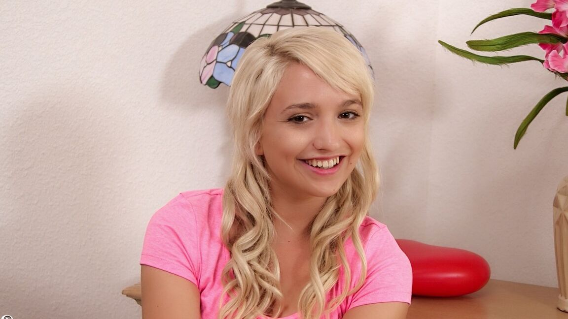 15P A linda adolescente loira Eliza Jane usa meias multicoloridas durante o sexo