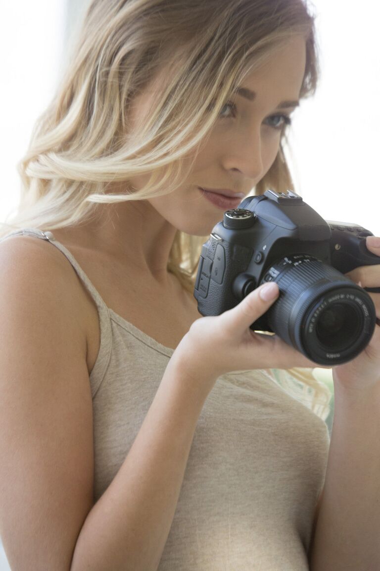21P Preciosa rubia Riley Anne mostrando sus fabulosos pechos