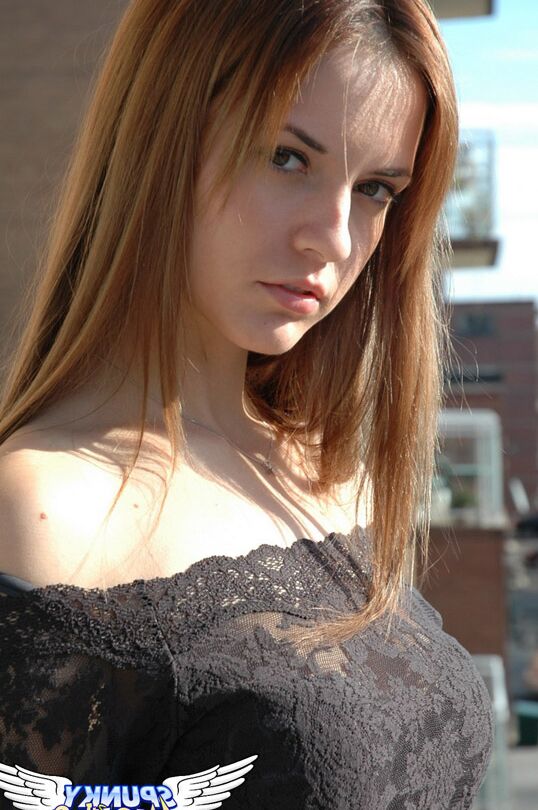 12P La chica vestida Amy se burla al aire libre en bragas transparentes mostrando un escote sexy