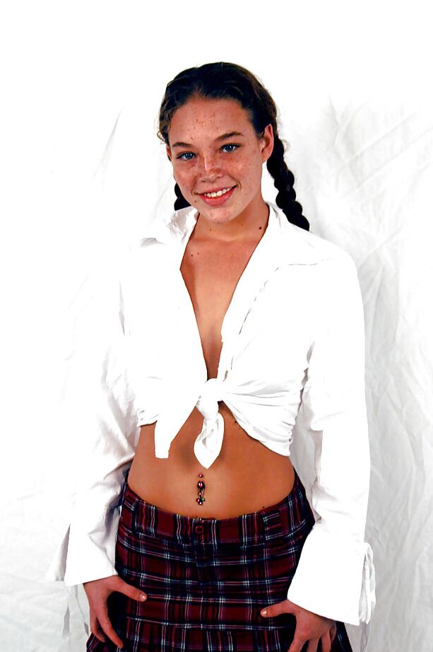 16P Ashley, brune au gros cul, déshabille son corps et son cul merveilleux.