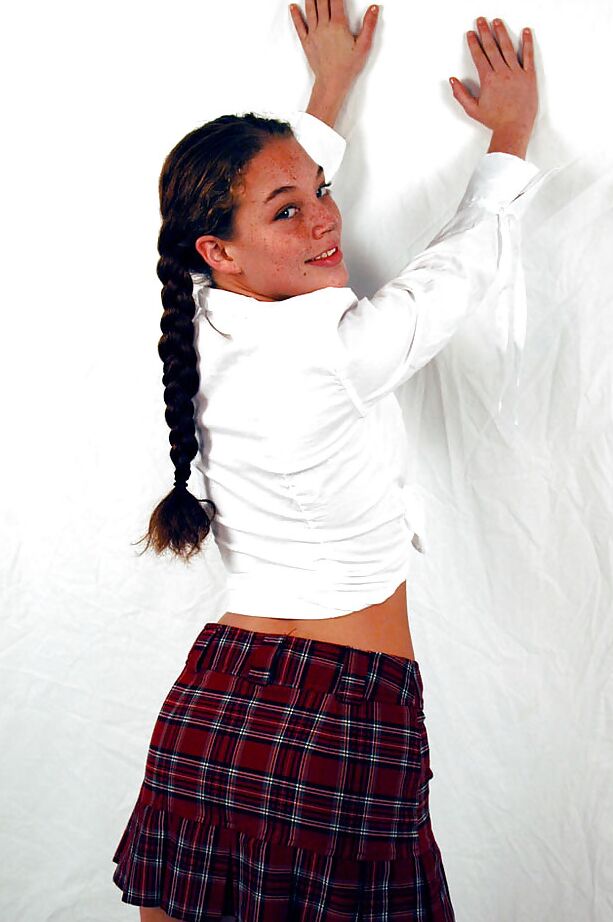 16P Ashley, brune au gros cul, déshabille son corps et son cul merveilleux.