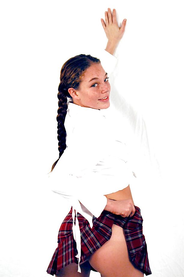 16P Ashley, brune au gros cul, déshabille son corps et son cul merveilleux.