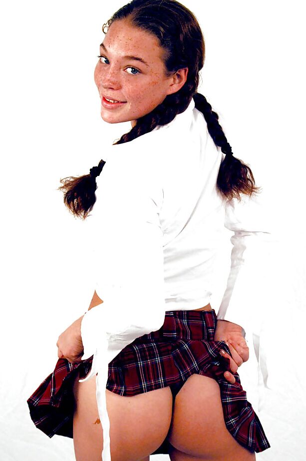 16P Ashley, brune au gros cul, déshabille son corps et son cul merveilleux.
