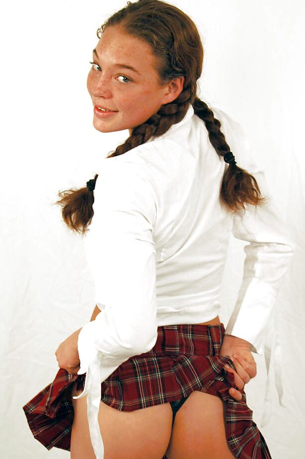 16P Ashley, brune au gros cul, déshabille son corps et son cul merveilleux.