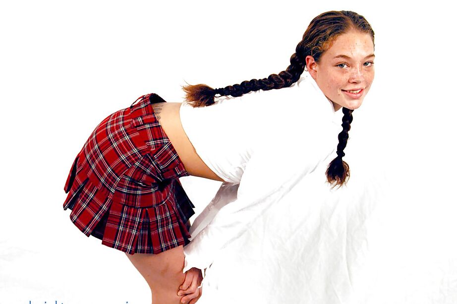 16P Ashley, brune au gros cul, déshabille son corps et son cul merveilleux.