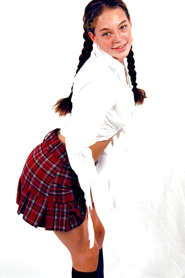 16P Ashley, brune au gros cul, déshabille son corps et son cul merveilleux.