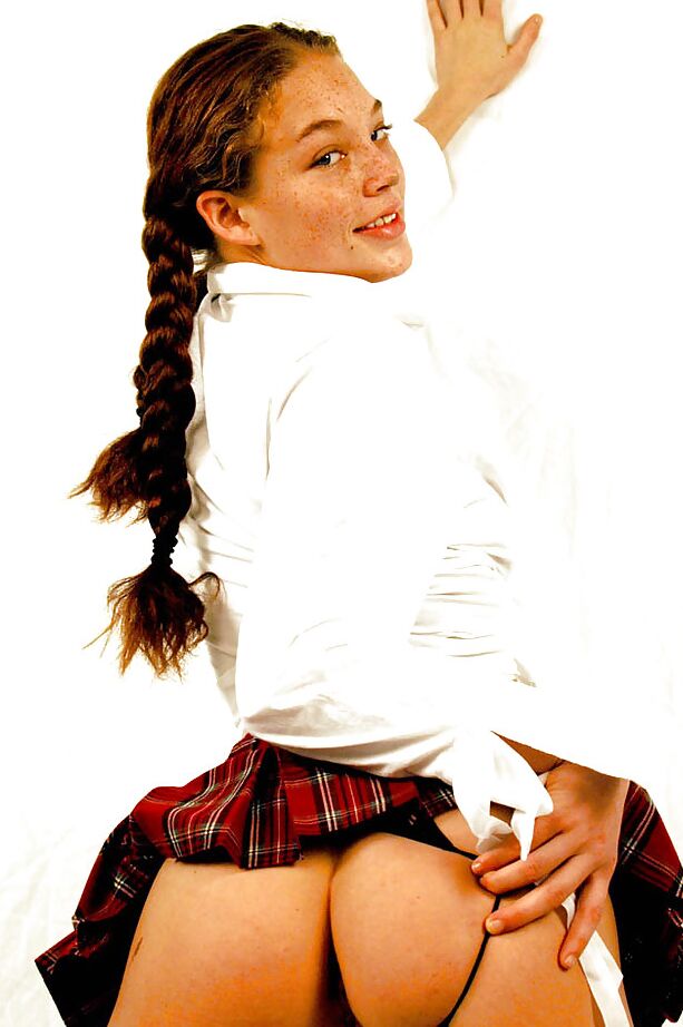 16P Ashley, brune au gros cul, déshabille son corps et son cul merveilleux.