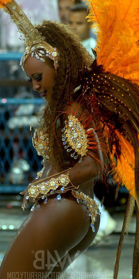 10P Alluring Latinas in sexy costumes expose their hot curves at the Rio Carnival