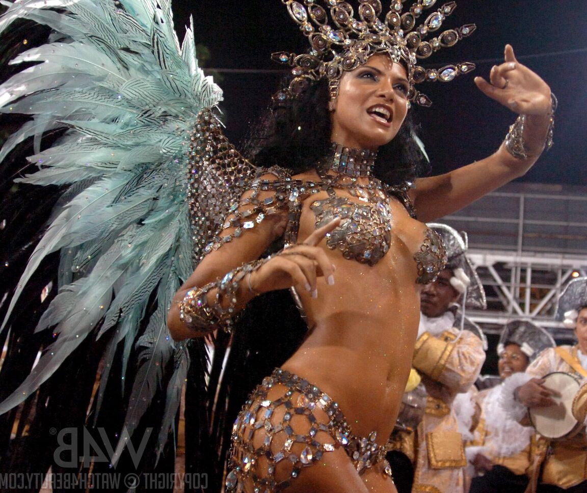 10P Alluring Latinas in sexy costumes expose their hot curves at the Rio Carnival