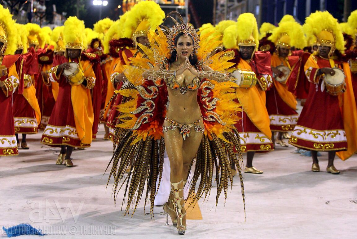10P Alluring Latinas in sexy costumes expose their hot curves at the Rio Carnival