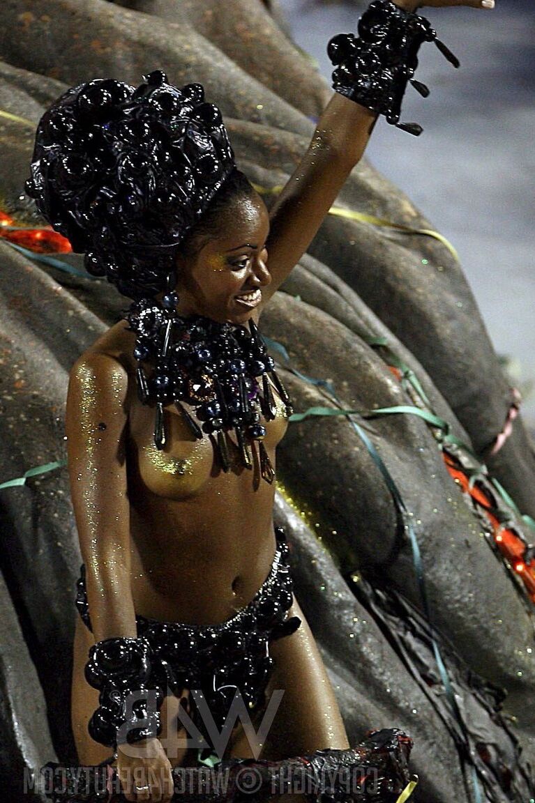 10P Alluring Latinas in sexy costumes expose their hot curves at the Rio Carnival