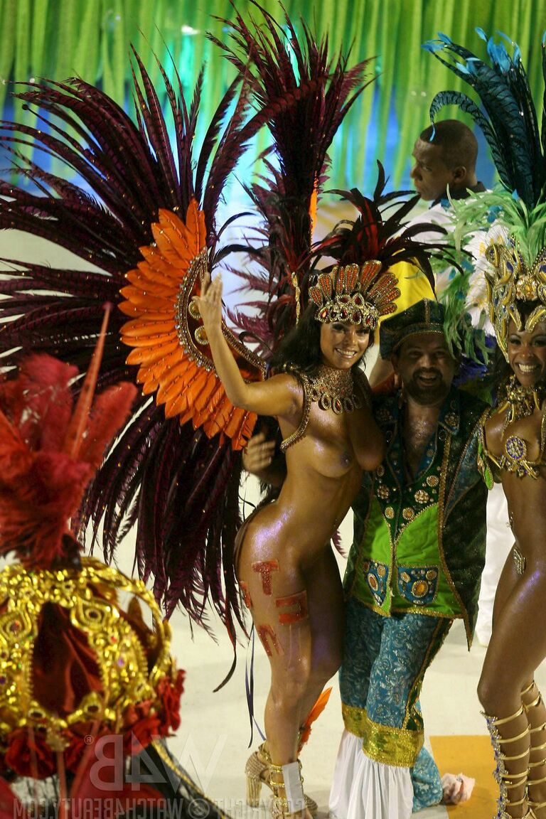 10P Alluring Latinas in sexy costumes expose their hot curves at the Rio Carnival