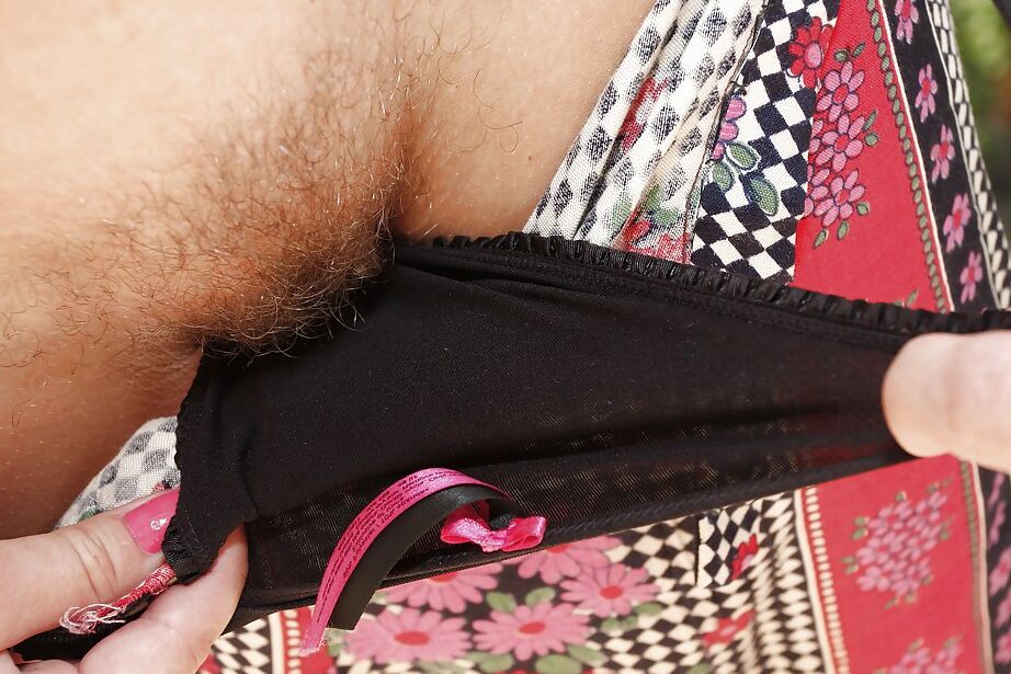 16P Gata adolescente morena expondo sua bunda sexy e buceta peluda ao ar livre