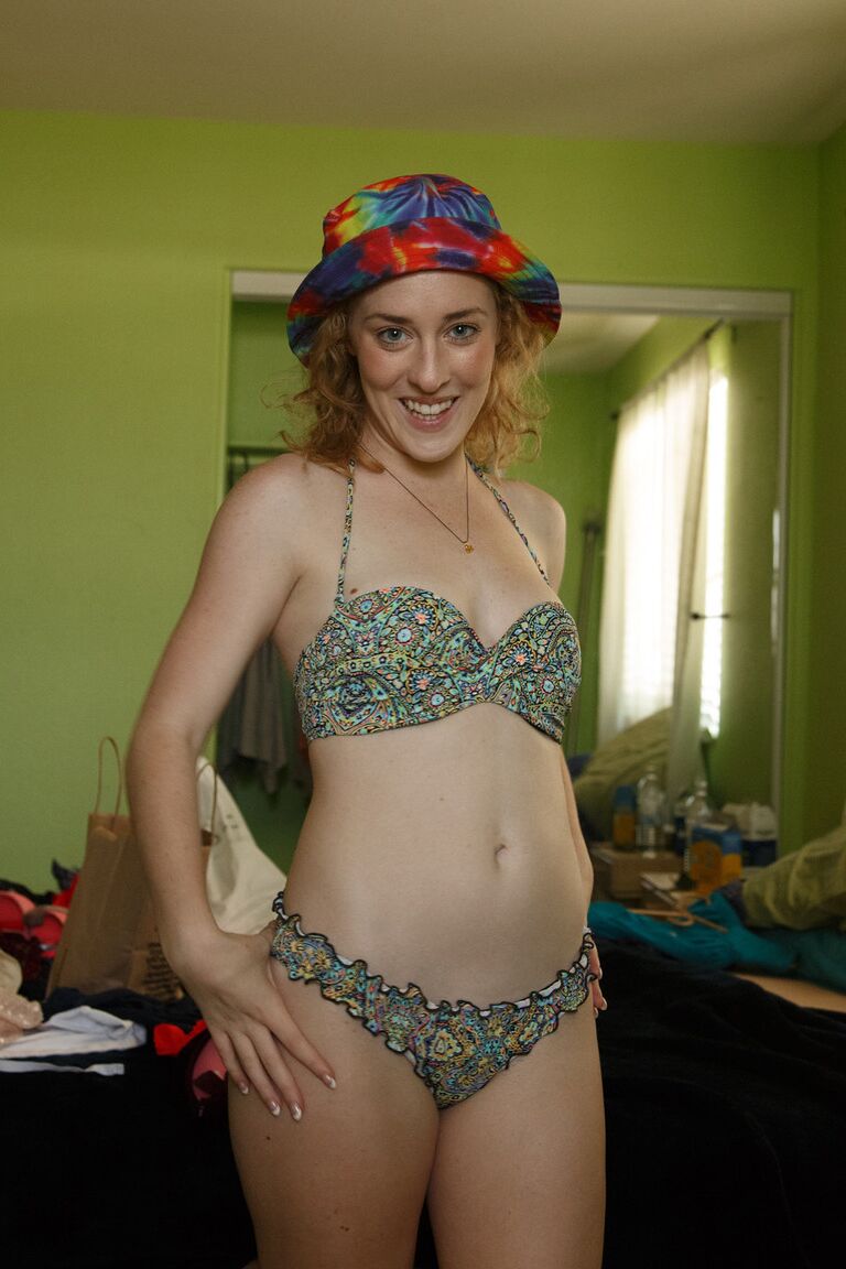 12P Die blonde Teenagerin Bonnie Luntz befreit ihren sexy Arsch aus ihrer Bikinihose