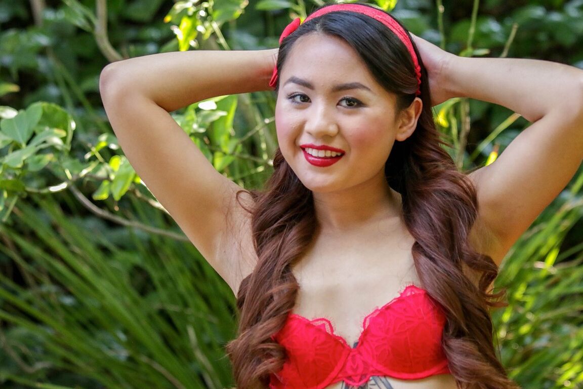 18P A linda adolescente asiática Elle Voneva fica nua no quintal