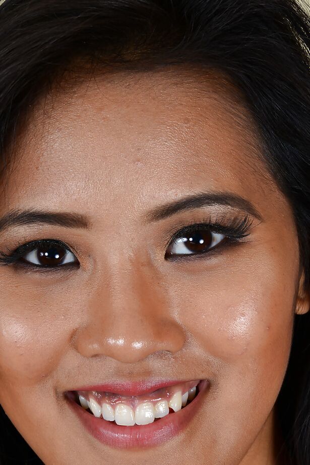 16P Amadora Asiática Angelina Chung está posando e se despindo gostosa