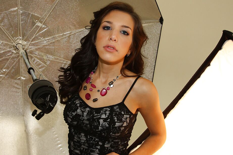 16P Krystal Benz, une jeune vigoureuse, montre ses seins et son cul sous la jupe.