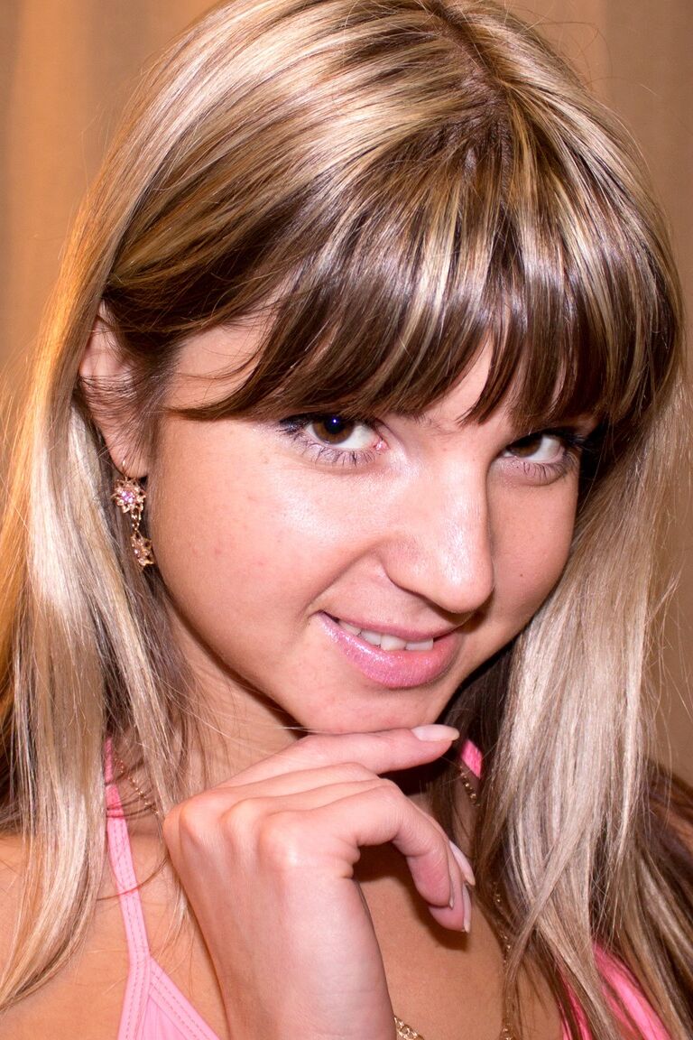 21P Gina Gerson, une jeune européenne élancée, montre ses petits seins.