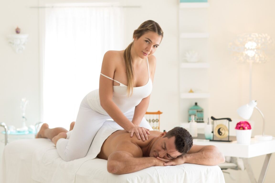 17P A massagista branca Blair Williams seduz seu cliente durante uma massagem de corpo inteiro