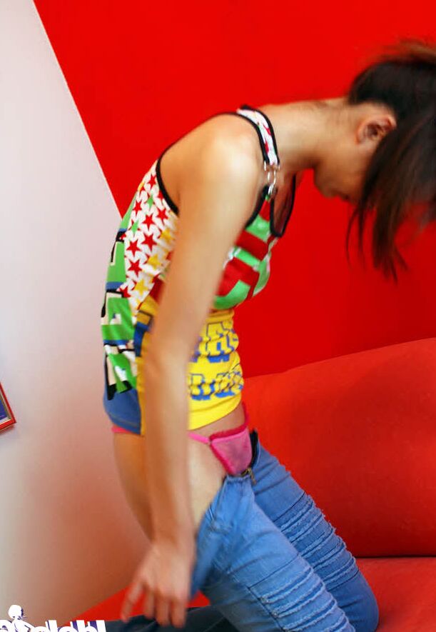 16P Gata asiática sexy tirando a calça jeans e descobrindo seus jarros