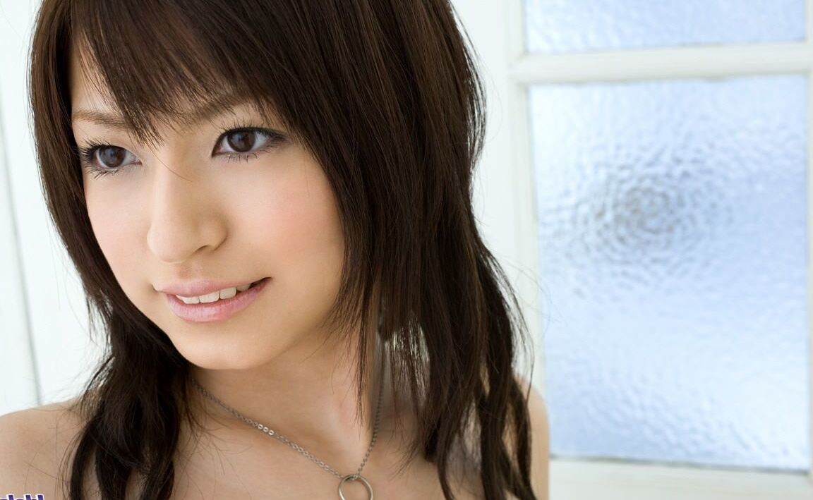 16P Sexy adolescente japonesa Misaki Mori fica nua dentro de uma porta durante ação solo