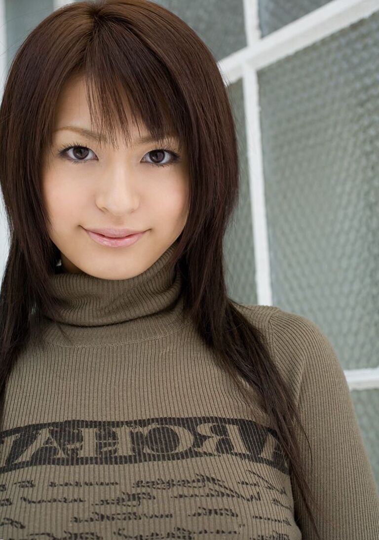 16P Sexy adolescente japonesa Misaki Mori fica nua dentro de uma porta durante ação solo
