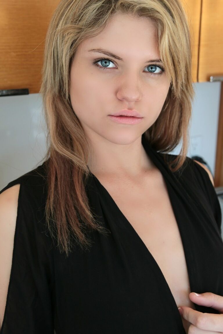 15P La joven rubia Scarlett es lo más linda mientras cambia sus opciones de lencería