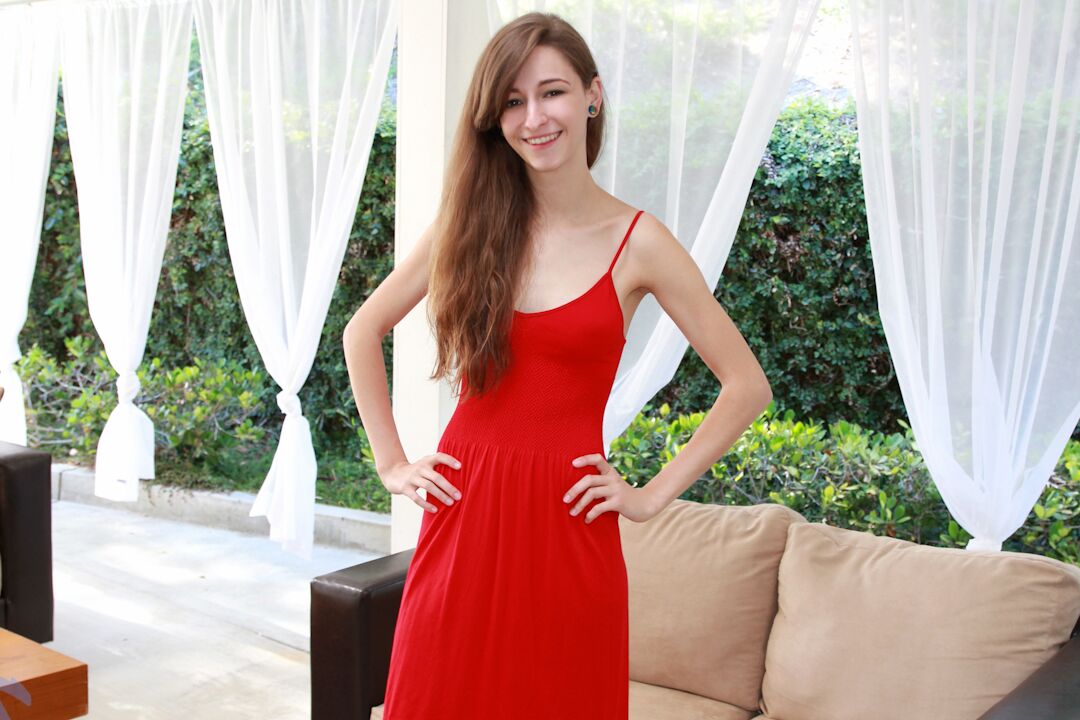 15P A universitária magra Willow Hayes tira o vestido vermelho para modelar nua em meias