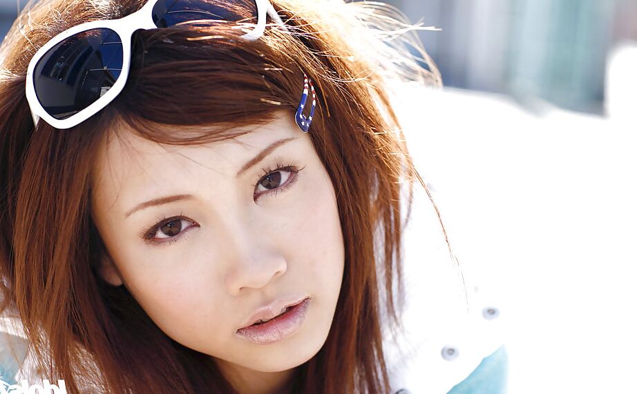16P Atemberaubendes asiatisches Babe Reika Shina zieht sich aus und spreizt ihre Beine
